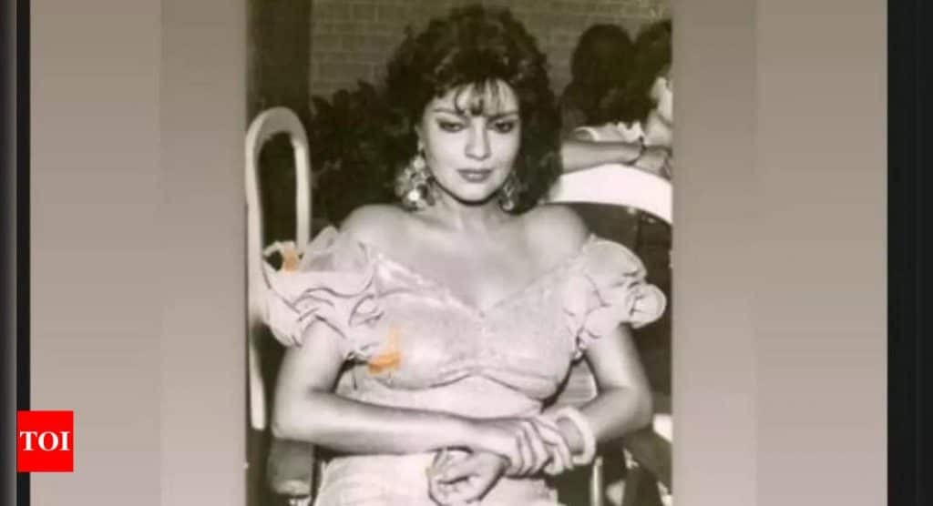 Zeenat Aman shares gorgeous throwback picture, invites the internet to make memes on it - read hilarious captions inside | Hindi Movie News - Times of India